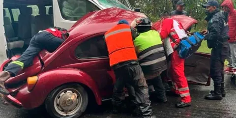 Mueren maestras al estrellarse en carretera de la Sierra Norte