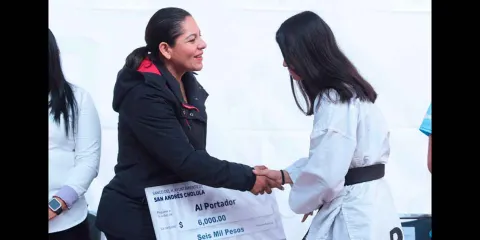 Lupita Cuautle entrega becas a talentos deportivos de San Andrés Cholula
