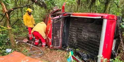 Camioneta cayó en barranca; el conductor murió y una mujer quedó lesionada
