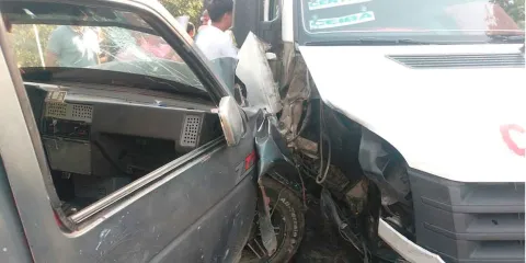 Cuatro lesionados al estrellarse camioneta contra Ruta TUX en la Sierra Norte 