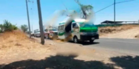 Asaltan combi en carretera de Huaquechula; pasajeros sufren crisis nerviosa