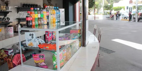 Detectan venta de comida chatarra en escuelas de Puebla pese a prohibición federal