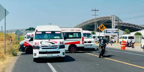 Bloqueo parcial en la Izúcar-Atlixco por conflicto de transporte