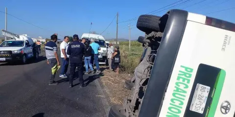 Derrapó y volcó ruta de transporte en Tilapa