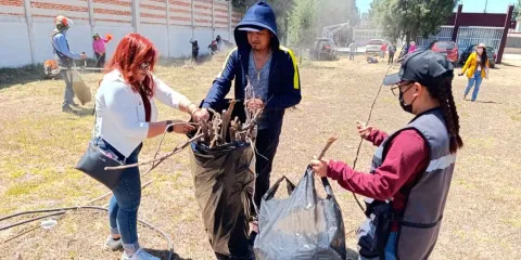 Encabeza Tere Alfaro faena comunitaria en la Escuela Josefa Ortiz de Domínguez
