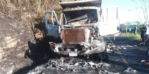 Fuego consume camión de basura en la interserrana de Xicotepec