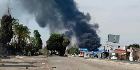 Indigentes provocaron incendio en tiradero de llantas en Texmelucan 