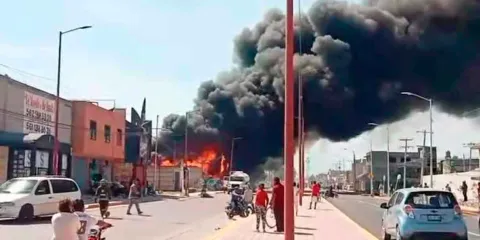 Fuego en Texmelucan: Incendio de pastizal alcanza recicladora y genera caos
