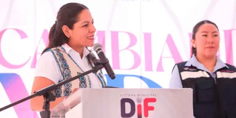 Lupita Cuautle entrega medicamentos del programa “Cambiando Vidas”