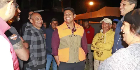 Omar Muñoz realiza caminata nocturna en Cuatro Caminos 