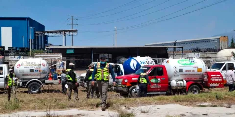 Retienen pipas por riesgo al transportar gas en Cuautlancingo
