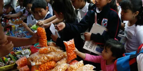 Retirarán a todo vendedor de comida chatarra afuera de escuelas en la capital