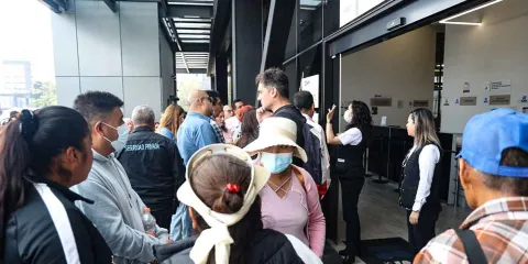 VIDEO. Campesinos bloquean y amagan a funcionaria del SAT en Angelópolis