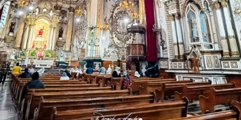 Serdán se une con misa y rosario al luto por la muerte del Papa Francisco 
