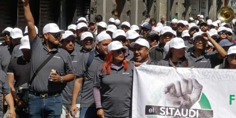 Trabajadores de Puebla se movilizan por derechos laborales