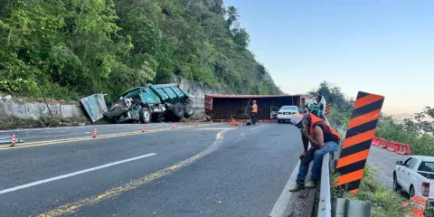 Tráiler con ganado vuelca y bloquea la autopista México–Tuxpan