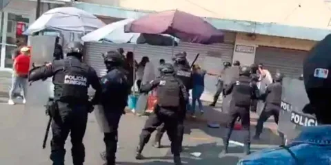 Desalojo de ambulantes en Izúcar terminó en trifulca