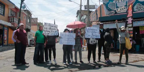 Vecinos del SUR de la capital bloquean la 11 Sur por falta de agua potable