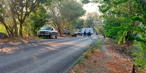 Pareja sufre aparatoso accidente de moto en Izúcar de Matamoros