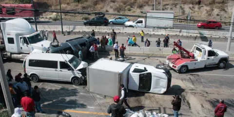 Carambola de 9 autos en el Periférico dejó 12 lesionados