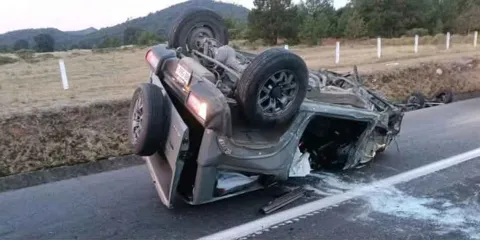 Choque y volcadura en la Sierra Norte; mujer resultó herida