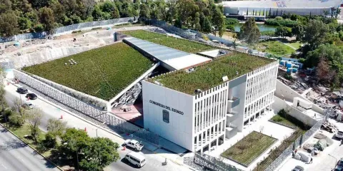 Por falta de mantenimiento llueve adentro del nuevo Congreso de Puebla