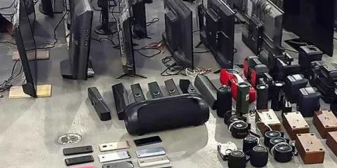 Decomisan, pantallas, celulares y bocinas durante operativo en el penal de San Pedro Cholula 
