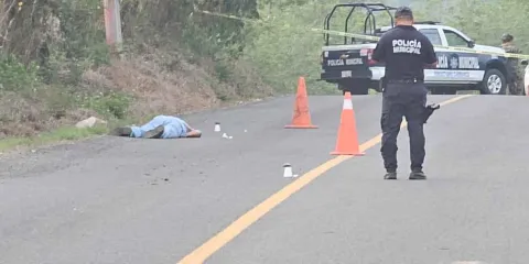 Ejecutan a balazos a un hombre en carretera de Venustiano Carranza
