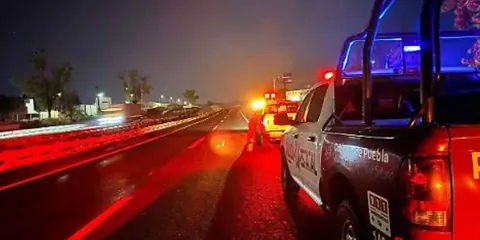 Falsos ministeriales asaltan en la autopista hacia Atlixco; dejaron a familia sin camioneta