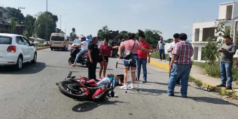 Imprudencia al volante deja motociclista herido en bulevar de Xicotepec