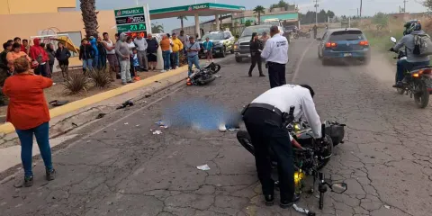 Choque frontal de motos en Huejotzingo deja dos motociclistas muertos sin casco