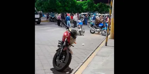Tensión en Teotlalcingo, vecinos aseguran a mujeres por robo de duraznos
