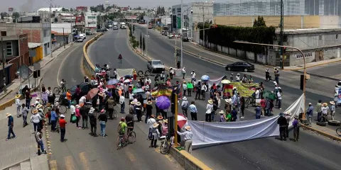 Bloqueo en la Federal a Atlixco: Pueblos originarios exigen freno a invasión inmobiliaria