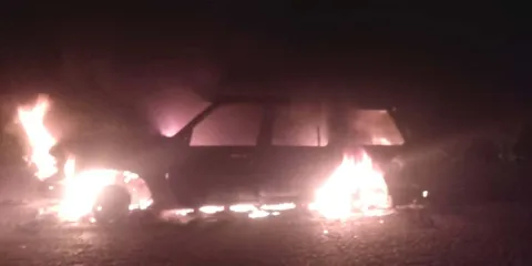 Abandonan camioneta calcinada en la Sierra Norte