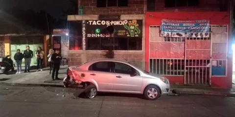 Hombre impacta su auto en Oxxo en Cuautlancingo