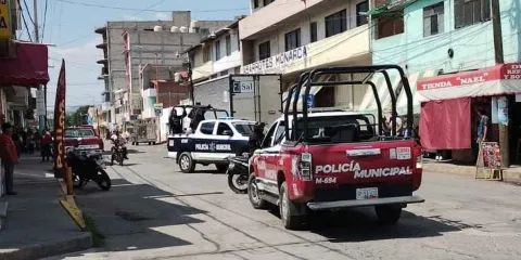 Usaban motoneta y arma falsa: capturan a dos hombres por robo en Texmelucan, Puebla