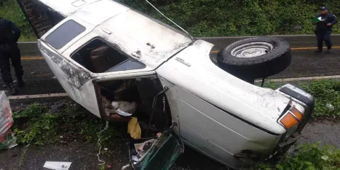 Volcadura de camioneta dejó a mujer lesionada en la Sierra Norte