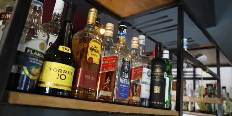11 decomisos de alcohol a bares clandestinos de la capital