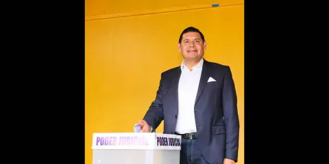 Alejandro Armenta emite su voto en histórica elección del Poder Judicial
