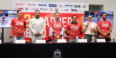 Presentan medalla y playera de la Carrera Ibero “Ruta 10K” 2025 en Puebla
