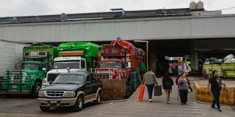 Comerciantes de la Central de Abastos de Puebla rechazan construcción de barda perimetral