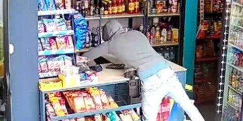 Con pistola, roban a encargada de depósito de cervezas en Tecamachalco