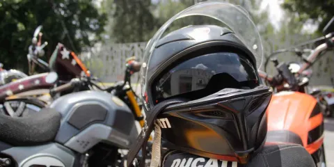 Congreso retrasa aprobación de ley de movilidad que obliga chaleco y casco