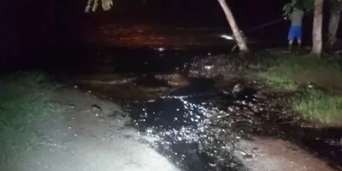 Derrame en ductos de PEMEX contamina el río San Marcos en Jalpan
