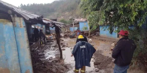 Distribuyen apoyos en Chignahuapan; Armenta recorre zona dañada por tromba