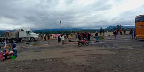 Ejidatarios cierran la México-Puebla en Tlahuapan para exigir justicia por tierras expropiadas