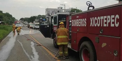 Fuga de gasolina en Venustiano Carranza obliga al cierre de la carretera Pachuca–Tuxpan