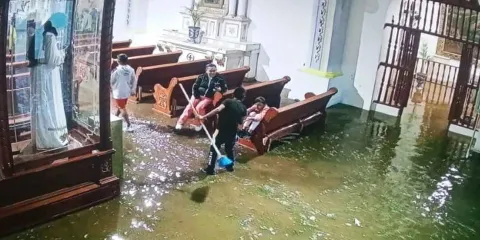 Granizada inunda dos iglesias en San Salvador El Verde; el agua sube 50 cm