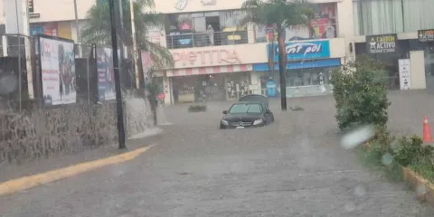 Tromba inundó Lomas de Angelópolis 