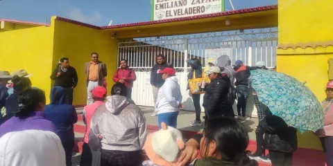 Padres de familia respaldan a maestra y bloquean ingreso a escuela en Ciudad Serdán
